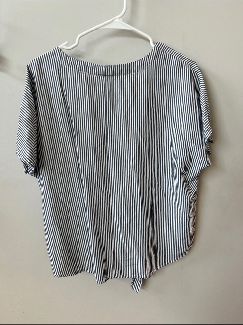 Universal Thread Front Tie Tops - Picture 7 of 7